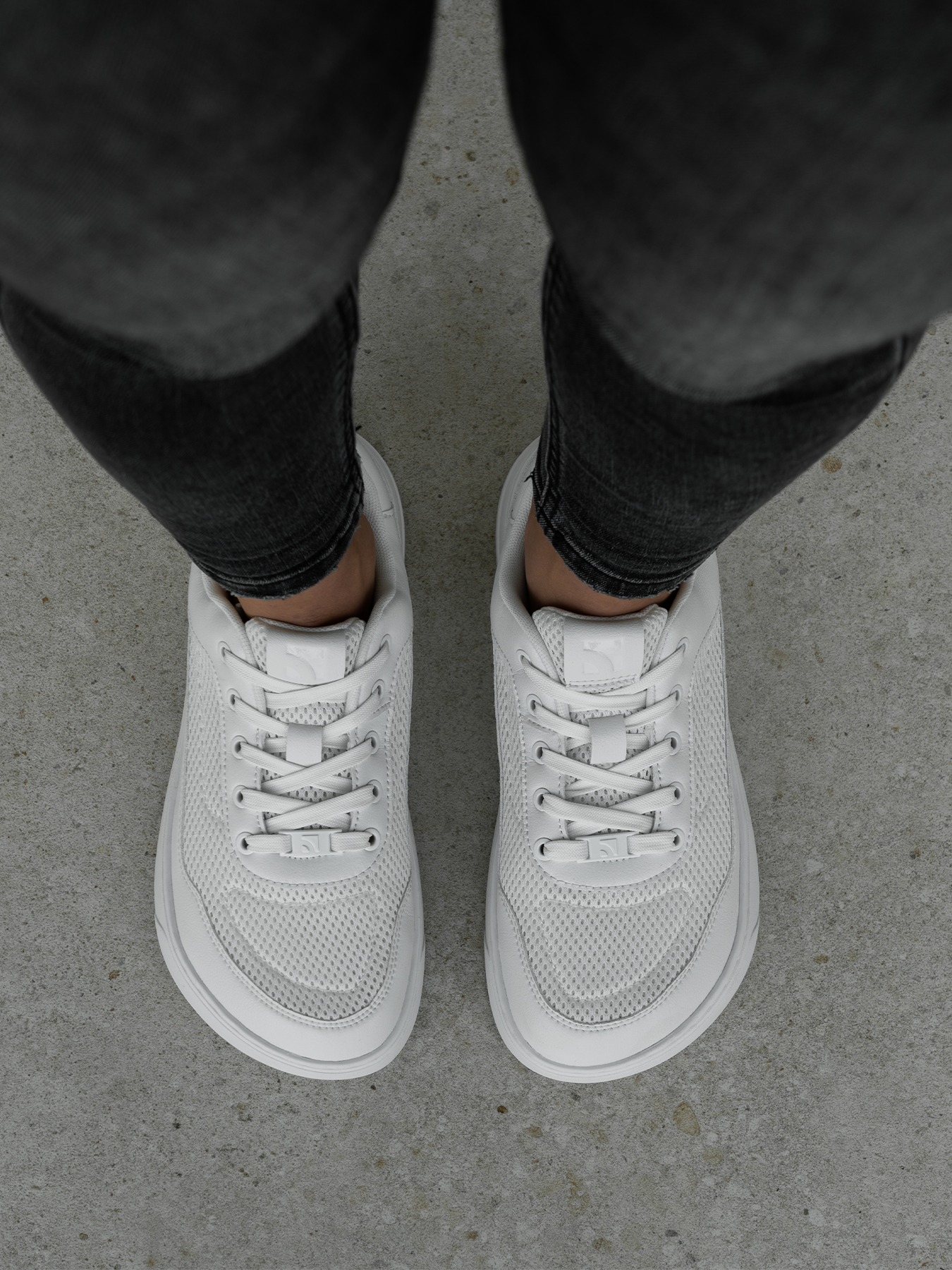 Barefoot Sneakers Barebarics Vaporo - All White.

  Obermaterial: Kunstleder + Textil
  Innenfutter: Textil
  Einlegesohle: PU + Polyester (herausnehmbar-antibakteriell)
  Sohle: Gummi (ComfortGrip Neo)
  Herstellung: Vietnam

Barefoot-Eigenschaften

  Unisex-Modell in modernen Farbvarianten
  herausnehmbare antibakterielle Einlegesohle
  neue ComfortGrip Neo genähte Sohle
  Barebarics-Logo an den Schnürsenkelenden
  atmungsaktive Materialien für bessere Belüftung
  veganes Modell

Vorteile von Barfußschuhen:

  ultraflexible Laufsohle
  Zero Drop: Fersen- und Zehenbündigkeit für eine korrekte Körperhaltung
  geräumige Zehenbox für Ihre Zehen
  leichter Schuh
  EAN/SKU: %eanorsku%