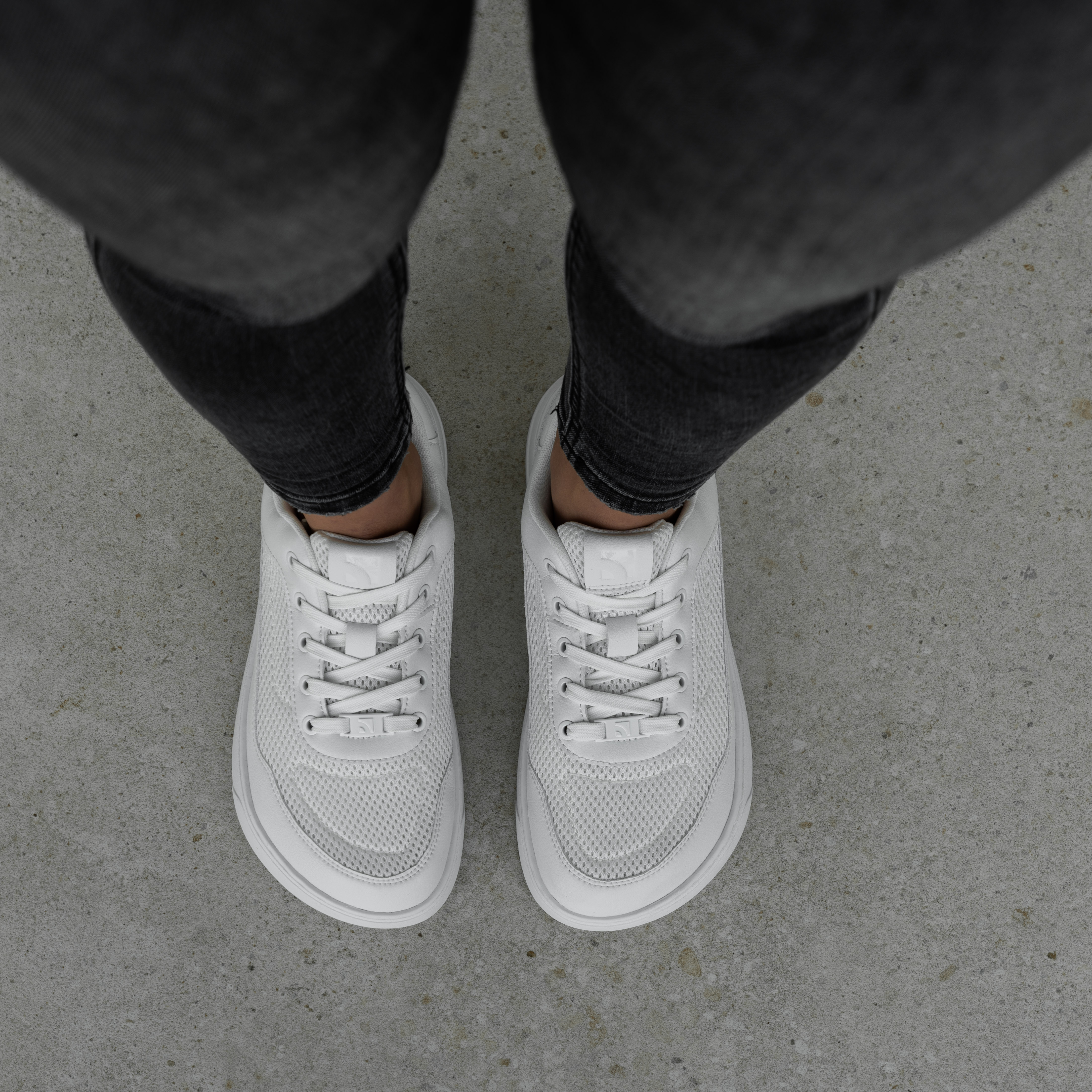 Barefoot Sneakers Barebarics Vaporo - All White.

  Obermaterial: Kunstleder + Textil
  Innenfutter: Textil
  Einlegesohle: PU + Polyester (herausnehmbar-antibakteriell)
  Sohle: Gummi (ComfortGrip Neo)
  Herstellung: Vietnam

Barefoot-Eigenschaften

  Unisex-Modell in modernen Farbvarianten
  herausnehmbare antibakterielle Einlegesohle
  neue ComfortGrip Neo genähte Sohle
  Barebarics-Logo an den Schnürsenkelenden
  atmungsaktive Materialien für bessere Belüftung
  veganes Modell

Vorteile von Barfußschuhen:

  ultraflexible Laufsohle
  Zero Drop: Fersen- und Zehenbündigkeit für eine korrekte Körperhaltung
  geräumige Zehenbox für Ihre Zehen
  leichter Schuh
  EAN/SKU: %eanorsku%