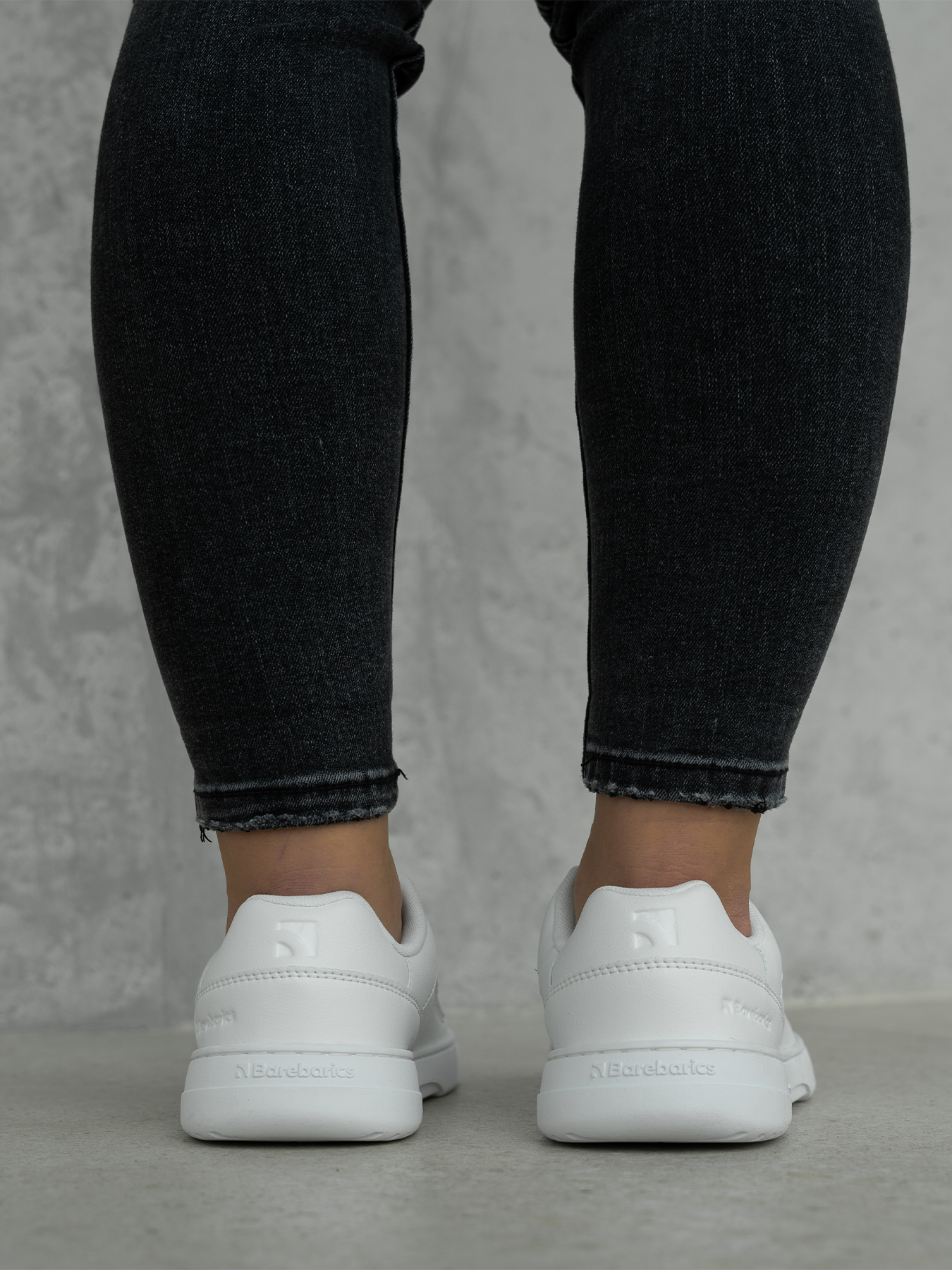 Barefoot Sneakers Barebarics Vaporo - All White.

  Obermaterial: Kunstleder + Textil
  Innenfutter: Textil
  Einlegesohle: PU + Polyester (herausnehmbar-antibakteriell)
  Sohle: Gummi (ComfortGrip Neo)
  Herstellung: Vietnam

Barefoot-Eigenschaften

  Unisex-Modell in modernen Farbvarianten
  herausnehmbare antibakterielle Einlegesohle
  neue ComfortGrip Neo genähte Sohle
  Barebarics-Logo an den Schnürsenkelenden
  atmungsaktive Materialien für bessere Belüftung
  veganes Modell

Vorteile von Barfußschuhen:

  ultraflexible Laufsohle
  Zero Drop: Fersen- und Zehenbündigkeit für eine korrekte Körperhaltung
  geräumige Zehenbox für Ihre Zehen
  leichter Schuh
  EAN/SKU: %eanorsku%