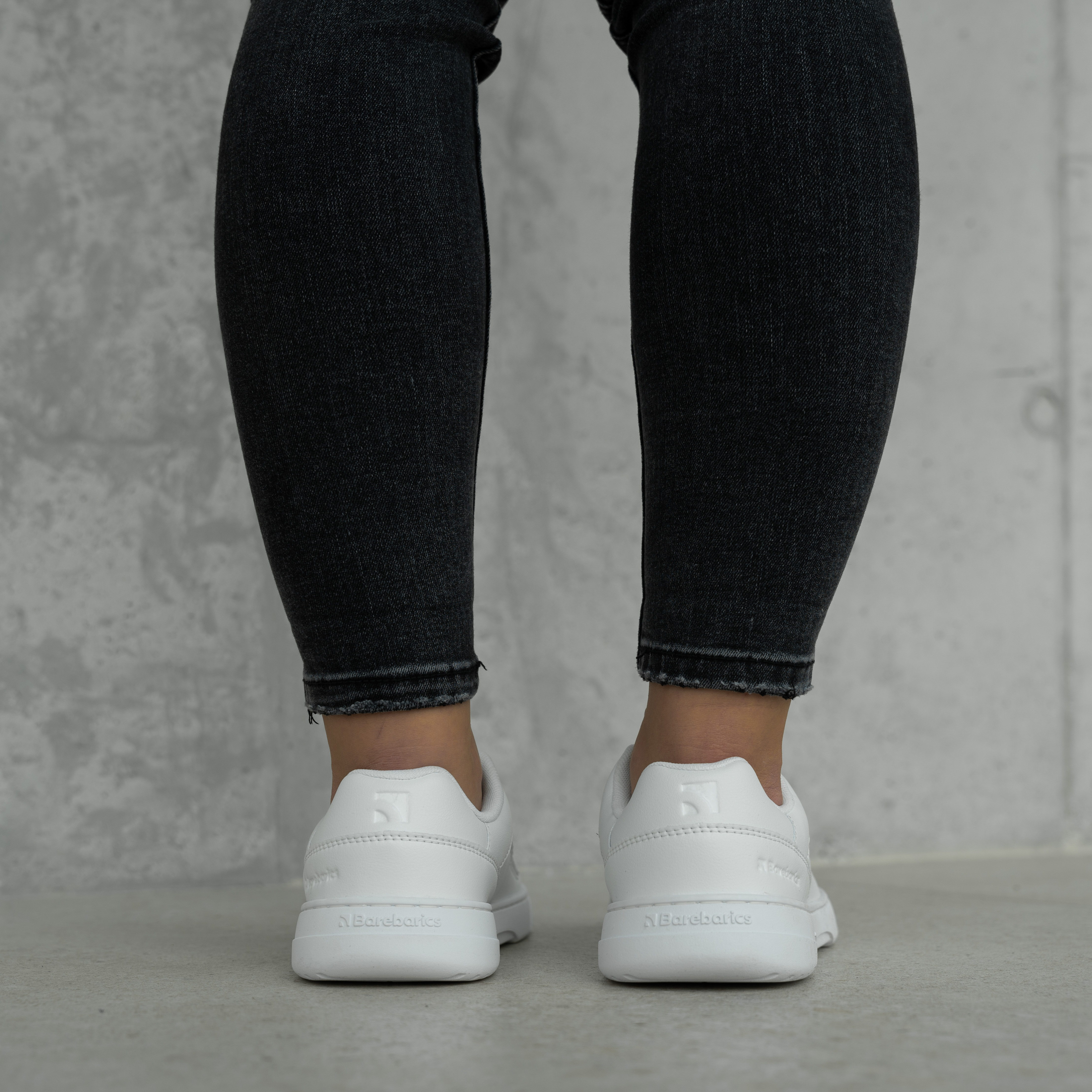 Barefoot Sneakers Barebarics Vaporo - All White.

  Obermaterial: Kunstleder + Textil
  Innenfutter: Textil
  Einlegesohle: PU + Polyester (herausnehmbar-antibakteriell)
  Sohle: Gummi (ComfortGrip Neo)
  Herstellung: Vietnam

Barefoot-Eigenschaften

  Unisex-Modell in modernen Farbvarianten
  herausnehmbare antibakterielle Einlegesohle
  neue ComfortGrip Neo genähte Sohle
  Barebarics-Logo an den Schnürsenkelenden
  atmungsaktive Materialien für bessere Belüftung
  veganes Modell

Vorteile von Barfußschuhen:

  ultraflexible Laufsohle
  Zero Drop: Fersen- und Zehenbündigkeit für eine korrekte Körperhaltung
  geräumige Zehenbox für Ihre Zehen
  leichter Schuh
  EAN/SKU: %eanorsku%