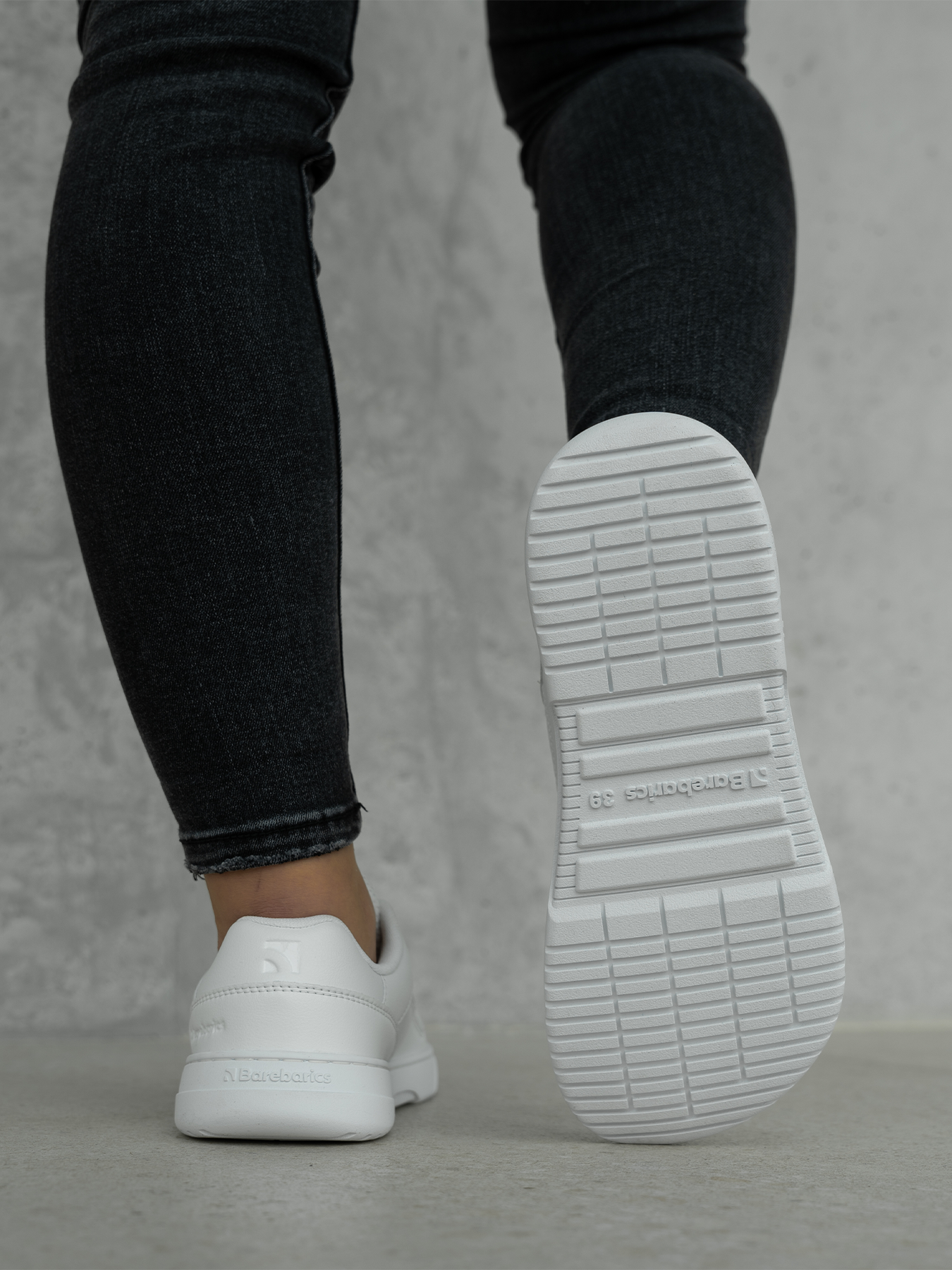 Barefoot Sneakers Barebarics Vaporo - All White.

  Obermaterial: Kunstleder + Textil
  Innenfutter: Textil
  Einlegesohle: PU + Polyester (herausnehmbar-antibakteriell)
  Sohle: Gummi (ComfortGrip Neo)
  Herstellung: Vietnam

Barefoot-Eigenschaften

  Unisex-Modell in modernen Farbvarianten
  herausnehmbare antibakterielle Einlegesohle
  neue ComfortGrip Neo genähte Sohle
  Barebarics-Logo an den Schnürsenkelenden
  atmungsaktive Materialien für bessere Belüftung
  veganes Modell

Vorteile von Barfußschuhen:

  ultraflexible Laufsohle
  Zero Drop: Fersen- und Zehenbündigkeit für eine korrekte Körperhaltung
  geräumige Zehenbox für Ihre Zehen
  leichter Schuh
  EAN/SKU: %eanorsku%
