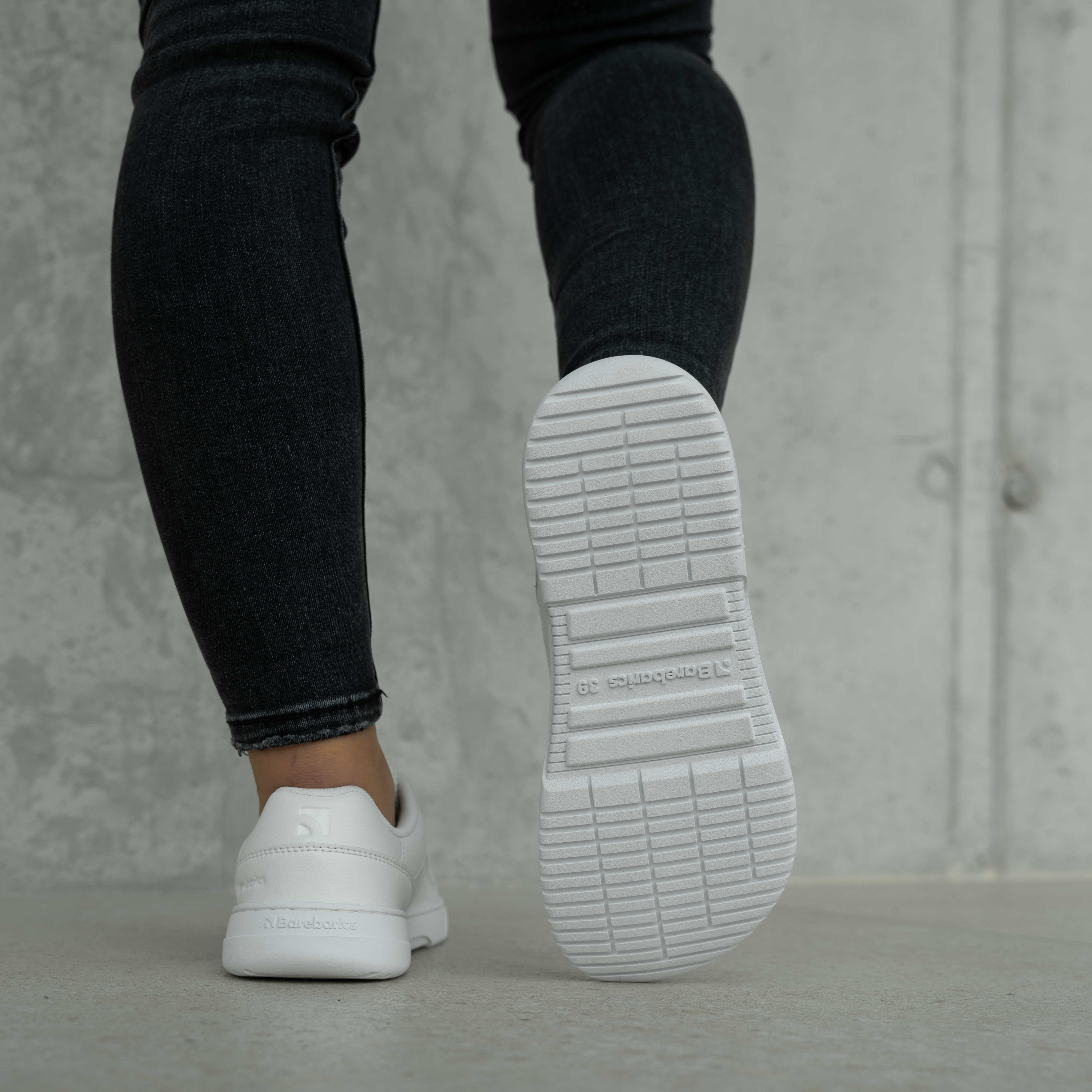 Barefoot Sneakers Barebarics Vaporo - All White.

  Obermaterial: Kunstleder + Textil
  Innenfutter: Textil
  Einlegesohle: PU + Polyester (herausnehmbar-antibakteriell)
  Sohle: Gummi (ComfortGrip Neo)
  Herstellung: Vietnam

Barefoot-Eigenschaften

  Unisex-Modell in modernen Farbvarianten
  herausnehmbare antibakterielle Einlegesohle
  neue ComfortGrip Neo genähte Sohle
  Barebarics-Logo an den Schnürsenkelenden
  atmungsaktive Materialien für bessere Belüftung
  veganes Modell

Vorteile von Barfußschuhen:

  ultraflexible Laufsohle
  Zero Drop: Fersen- und Zehenbündigkeit für eine korrekte Körperhaltung
  geräumige Zehenbox für Ihre Zehen
  leichter Schuh
  EAN/SKU: %eanorsku%