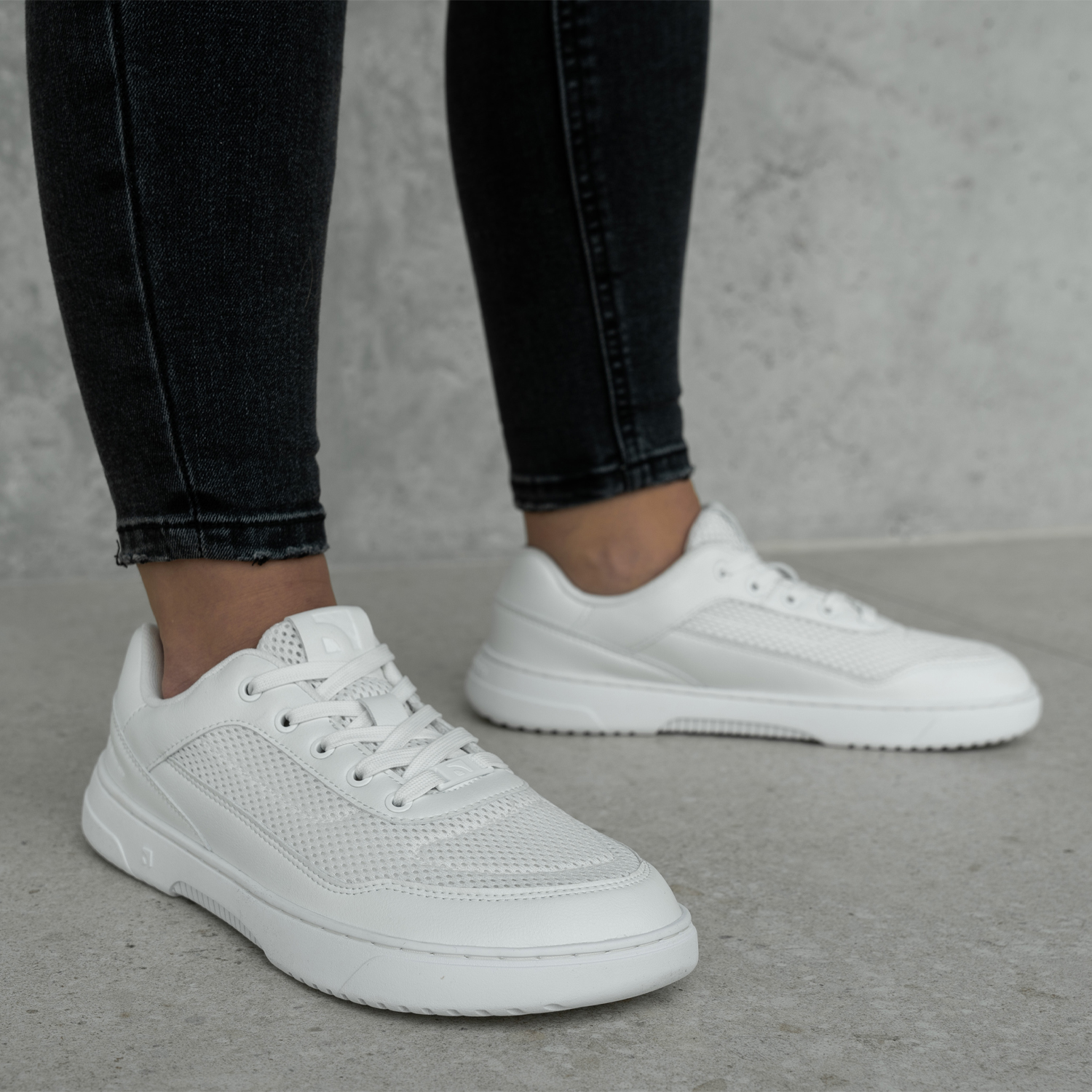 Barefoot Sneakers Barebarics Vaporo - All White.

  Obermaterial: Kunstleder + Textil
  Innenfutter: Textil
  Einlegesohle: PU + Polyester (herausnehmbar-antibakteriell)
  Sohle: Gummi (ComfortGrip Neo)
  Herstellung: Vietnam

Barefoot-Eigenschaften

  Unisex-Modell in modernen Farbvarianten
  herausnehmbare antibakterielle Einlegesohle
  neue ComfortGrip Neo genähte Sohle
  Barebarics-Logo an den Schnürsenkelenden
  atmungsaktive Materialien für bessere Belüftung
  veganes Modell

Vorteile von Barfußschuhen:

  ultraflexible Laufsohle
  Zero Drop: Fersen- und Zehenbündigkeit für eine korrekte Körperhaltung
  geräumige Zehenbox für Ihre Zehen
  leichter Schuh
  EAN/SKU: %eanorsku%