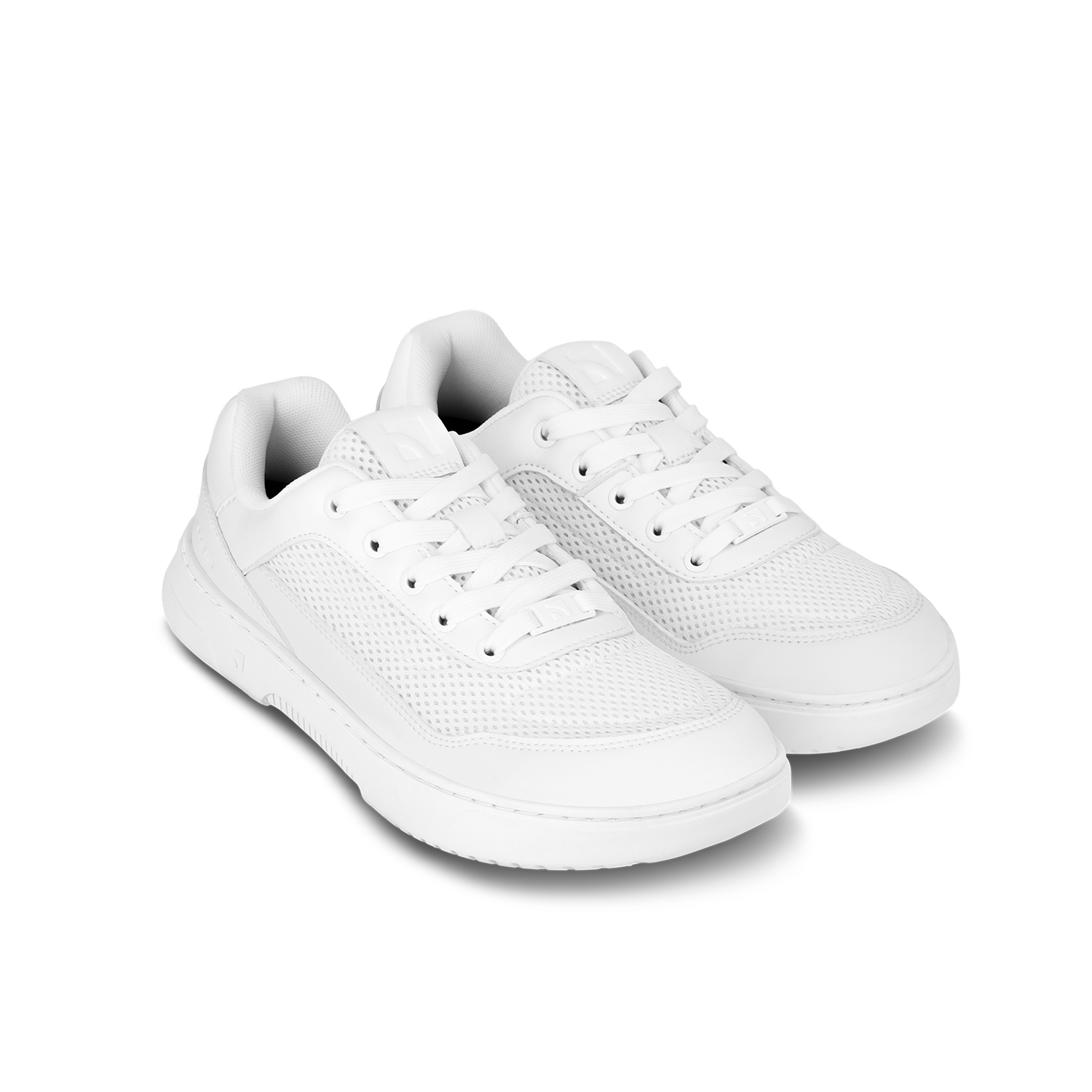 Barefoot Sneakers Barebarics Vaporo - All White.

  Obermaterial: Kunstleder + Textil
  Innenfutter: Textil
  Einlegesohle: PU + Polyester (herausnehmbar-antibakteriell)
  Sohle: Gummi (ComfortGrip Neo)
  Herstellung: Vietnam

Barefoot-Eigenschaften

  Unisex-Modell in modernen Farbvarianten
  herausnehmbare antibakterielle Einlegesohle
  neue ComfortGrip Neo genähte Sohle
  Barebarics-Logo an den Schnürsenkelenden
  atmungsaktive Materialien für bessere Belüftung
  veganes Modell

Vorteile von Barfußschuhen:

  ultraflexible Laufsohle
  Zero Drop: Fersen- und Zehenbündigkeit für eine korrekte Körperhaltung
  geräumige Zehenbox für Ihre Zehen
  leichter Schuh
  EAN/SKU: %eanorsku%